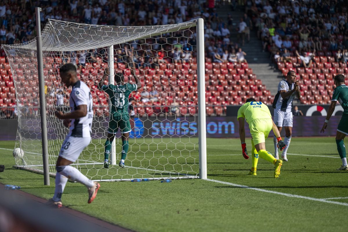 Das Tor durch Juan Jose Perea (FCZ) (links) im Fussball Meisterschaftsspiel der Swiss Super League zwischen Zuerich, FCZ, und Lausanne, LS, vom Sonntag, 11. August 2024 in Stadion Letzigrund in Zuerich. (KEYSTONE/Christian Beutler)