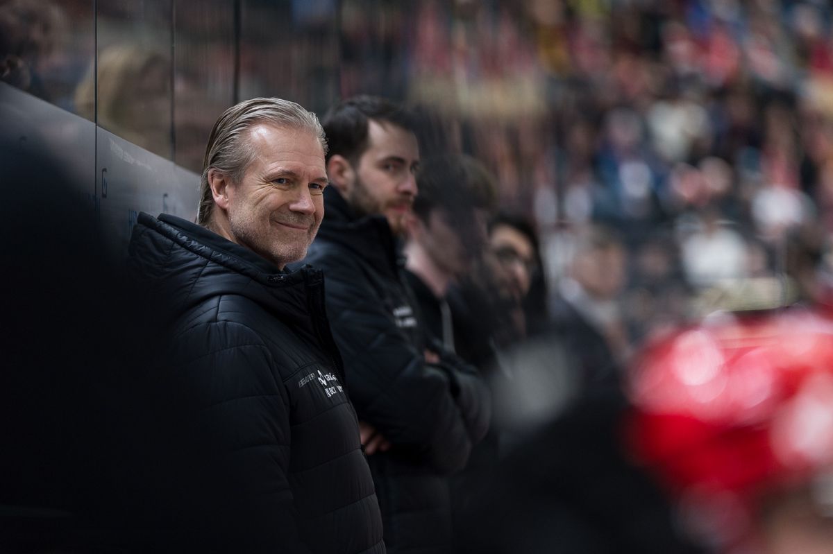L'entraineur Geoff Ward (LHC), pendant le match entre le Lausanne Hokey Club et le Geneve-Servette Hockey Club comptant pour le championat de National League, le mardi 27 fevrier 2024 a la Vaudoise Arena, a Lausanne (Bastien Gallay / GallayPhoto)