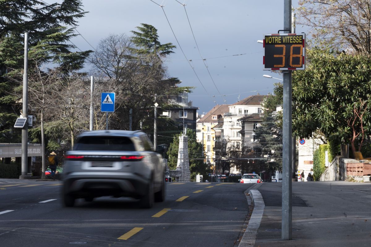 16 décembre 2021   Lausanne   Il y a des ratés avec les panneaux lumineux qui indiquent la vitesse des automobilistes à Lausanne. Alimentés à l'énergie solaire, ils se grippent quand il fait moche, comme ces derniers jours. La ville cherche des solutions.     celui-ci à l'avenue de l'Elysée fonctionne coreectement    Photo: Patrick Martin / 24 heures 