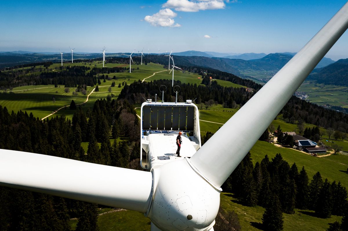 «Nous ne pouvons pas seulement développer le photovoltaïque et l’éolien, nous devons aussi stocker l’électricité», dit l'expert en énergie Andreas Züttel. Sur la photo: vue sur le plus grand parc éolien de Suisse au Mont-Soleil, dans le Jura.