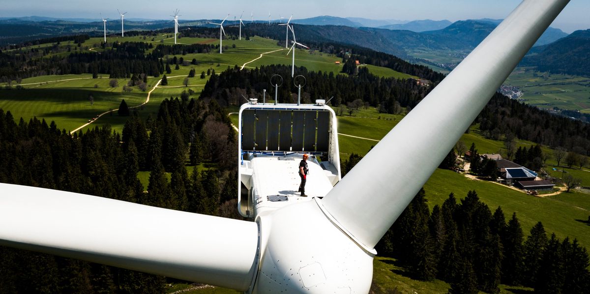 Pierre Berger, JUVENT employee in charge of security and maintenance stand on a wind turbine of 150m overall height at the JUVENT power plant on the Mont-Soleil in Saint-Imier, Switzerland on Wednesday May 10, 2017. The Swiss people will be voting on the "federal law on energy" on May 21 2017. (KEYSTONE/Valentin Flauraud)
Pierre Berger, employe de JUVENT en charge de la securite et maintenance est photographie debout sur une eolienne de 150m de hauteur totale ce mercredi 10 mai 2017 au Mont-Croset a Saint-Imier dans le Jura Bernois. Le 21 mai 2017 le peuple suisse va voter sur la loi federale sur l'energie (LEne). (KEYSTONE/Valentin Flauraud)