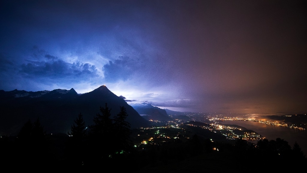 Tausende Stromausfälle nach Gewittern