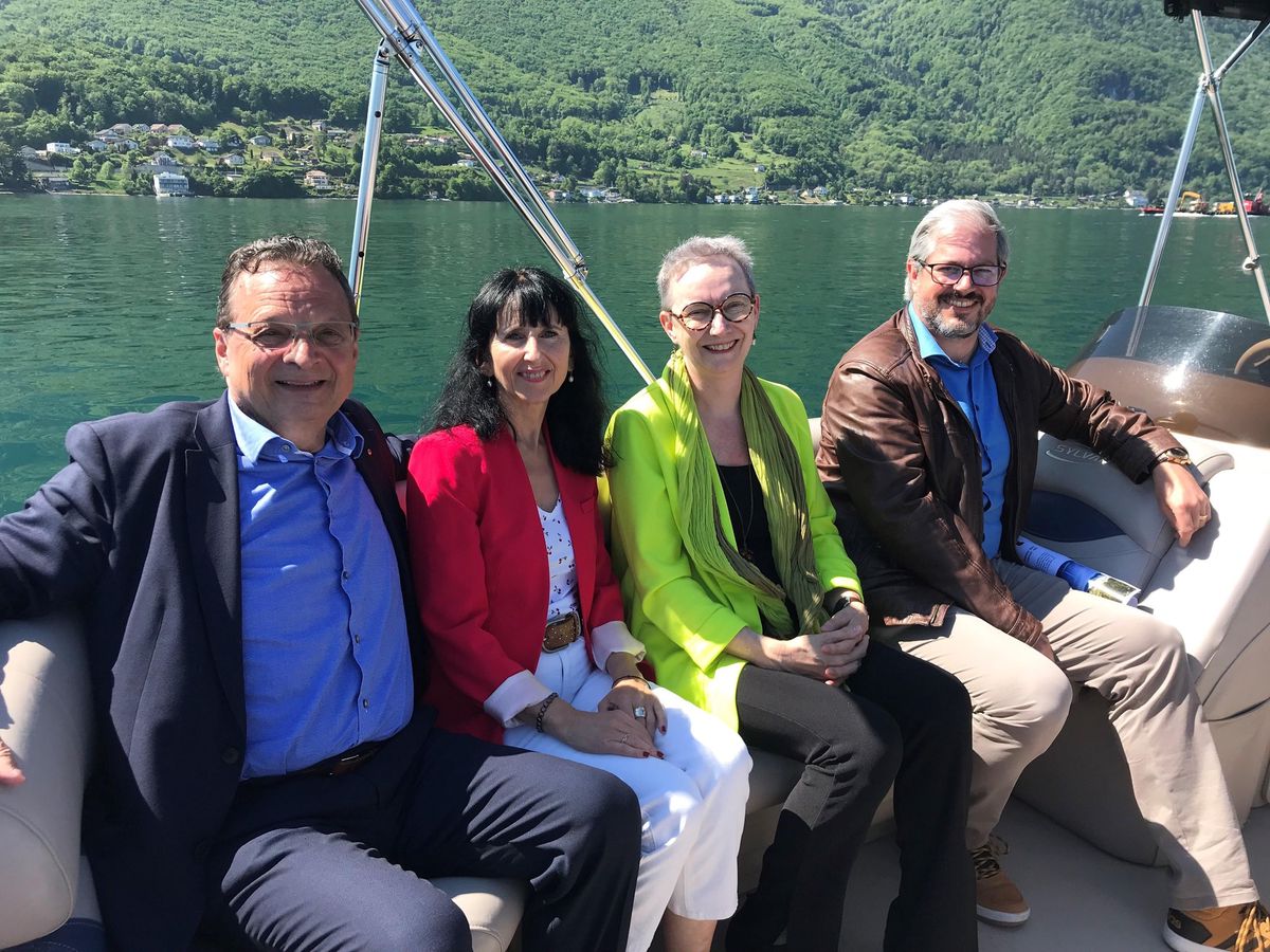 Lors d’une conférence de presse organisée sur le lac, les quatre président.e.s ont annoncé une étude sur les bienfaits d’une éventuelle fusion de leurs communes. De g. à dr.: Pierre Zoppelletto (Port-Valais), Véronique Diab-Vuadens (Vouvry), Valérie Bressoud Guérin (Vionnaz) et Damien Roch (Saint-Gingolph).