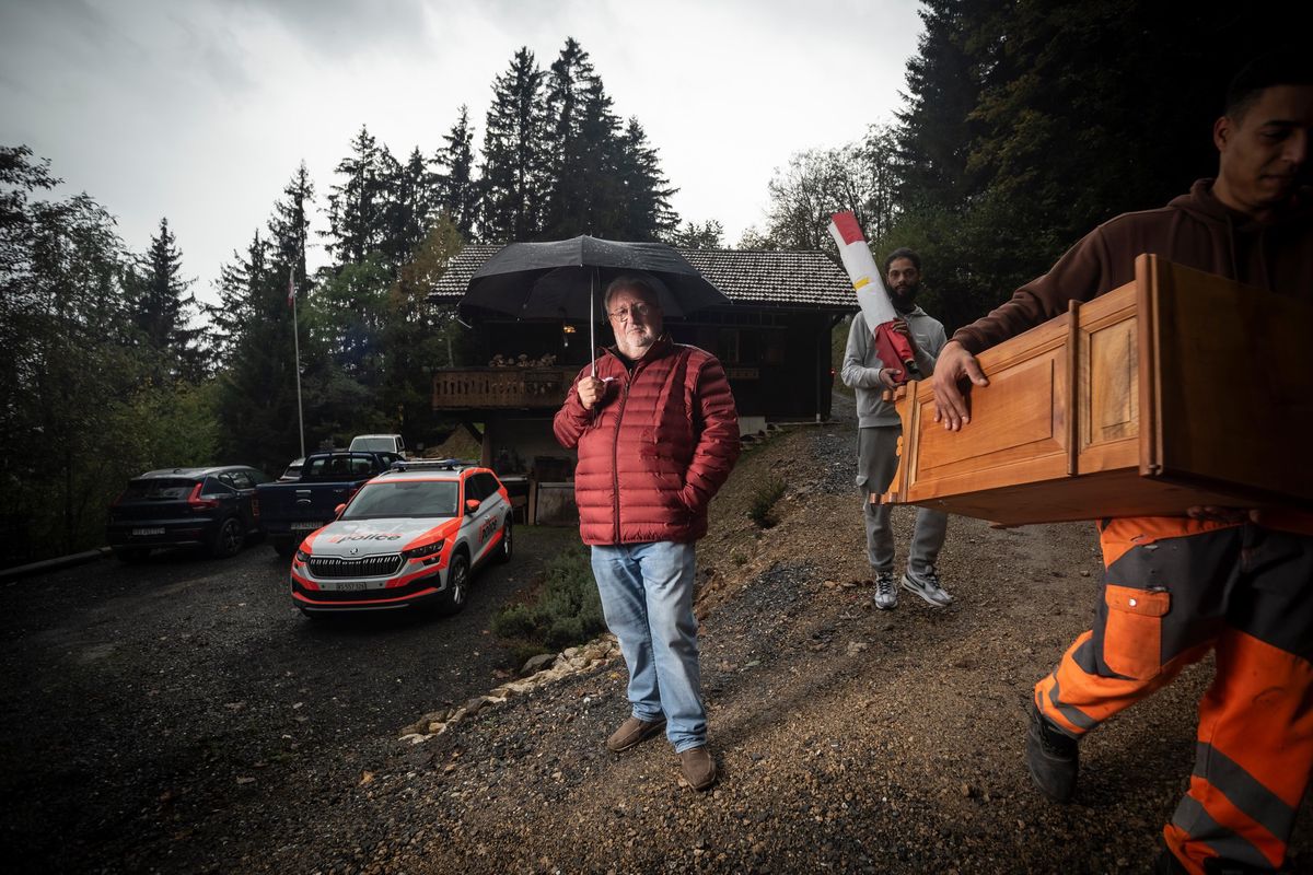 Le chalet de Bernard Dubosson à Morgins (VS) est évacué par une entreprise mandatée par l'État du Valais avant d'effectuer sa démolition.
