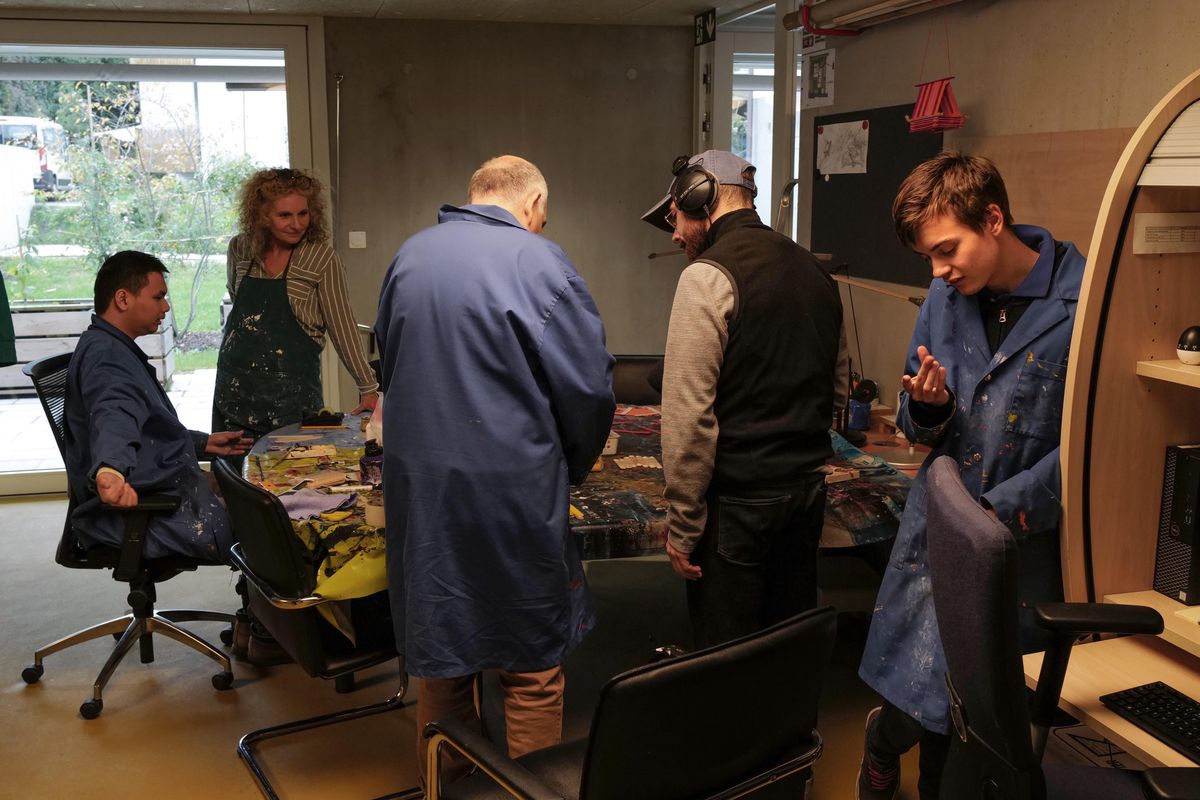 Dans l’atelier menuiserie de la résidence Les Sureaux, à Chêne-Bougeries, les personnes vivant avec une déficience intellectuelle travaillent le bois, parfois rejointes par des coopérateurs de la Codha qui habitent sous le même toit qu’elles.