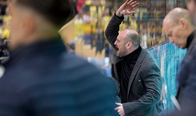 10.04.2022; Davos; EISHOCKEY NATIONAL LEAGUE - PLAYOFF 1/2 FINAL, Spiel 2 - HC Davos - EV Zug; Trainer Christian Wohlwend (Davos) nervt sich ab dem Schiedsrichter (Martin Meienberger/freshfocus)