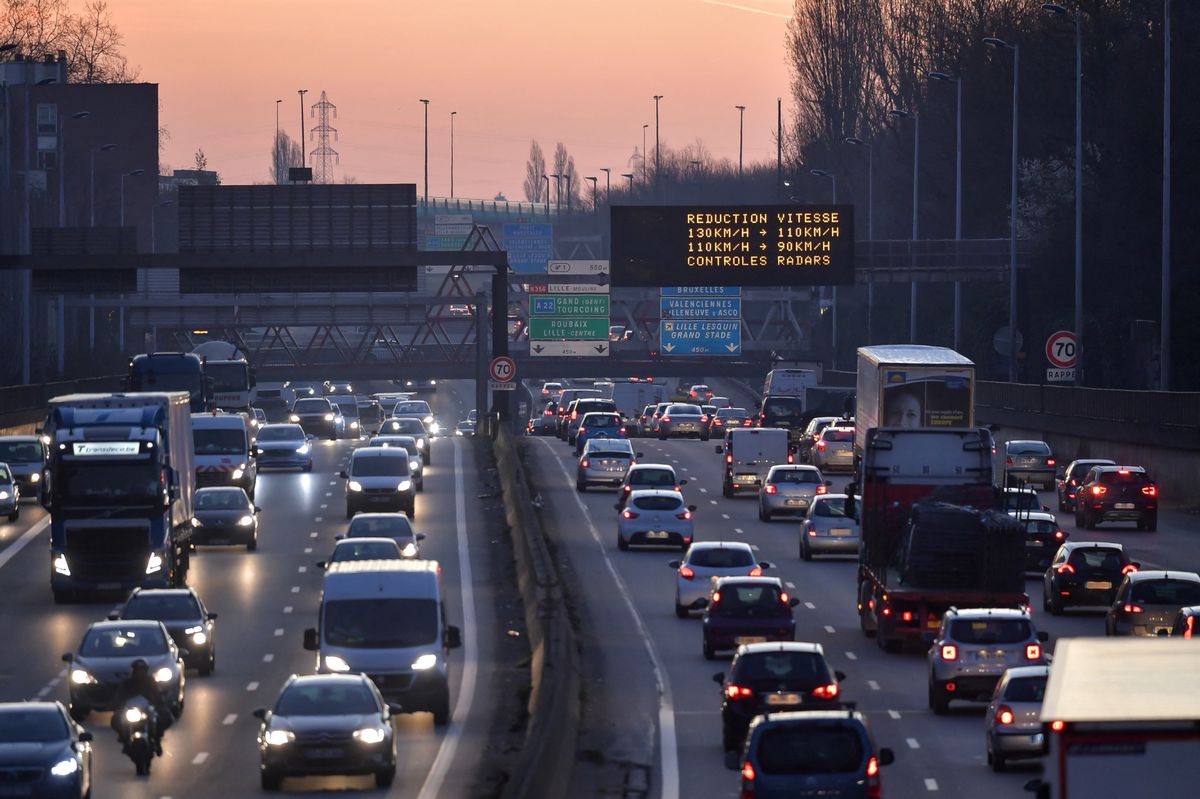 (FILES) A photo taken on February 27, 2019, shows vehicles while a board displays traffic reduction measures due to over-concentration of fine particles, on February 27, 2019, on the ring road around the French northern city of Lille. Greenhouse gas (GHG) emissions continue to decline in France, falling 4.6 per cent in the first nine months of the year, Citepa announced. Industry, energy production and construction contribute most. Transport more modestly, on December 26, 2023. (Photo by Philippe HUGUEN / AFP)