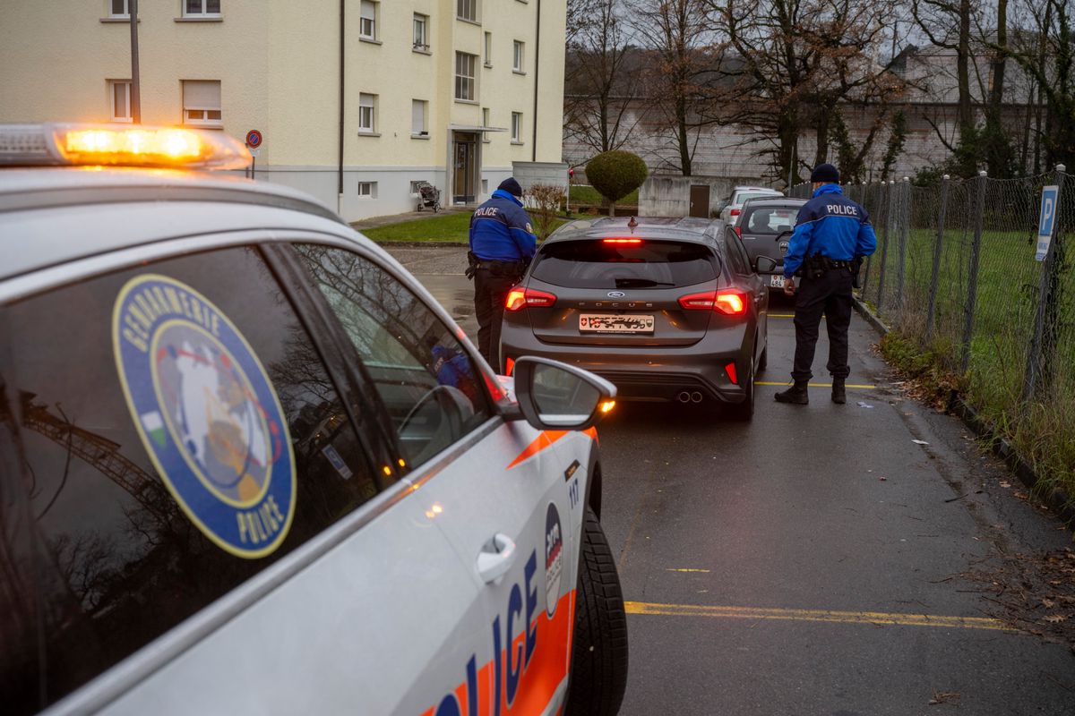 La «cavale» de plusieurs années de Priscilla Majani et sa fille Camille a pris fin un jour de février 2022 dans un quartier résidentiel de Préverenges, situé à deux pas (image du fond) de la prison pour femme de Lonay.