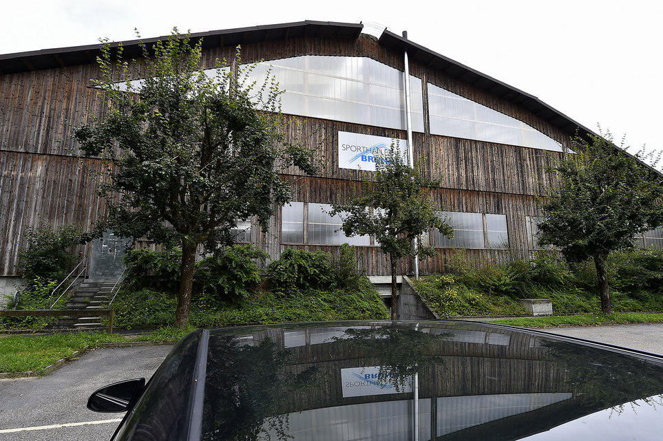 Die Betriebsschlusszeit bleibt bei 22 Uhr und wird nicht, wie von der Anwohnerin ursprünglich gefordert, auf 21 Uhr gesenkt.  Die Eisbahnbetreiber müssen jedoch sicherstellen, dass eine halbe Stunde nach Schluss, also jeweils um 22.30 Uhr, «völlige Ruhe herrscht».