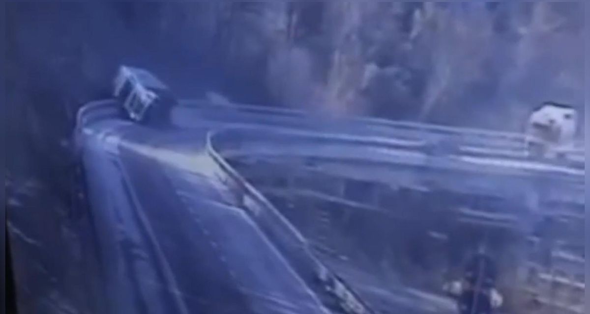 Italy Trailer tire explodes, truck falls off overpass Archyde