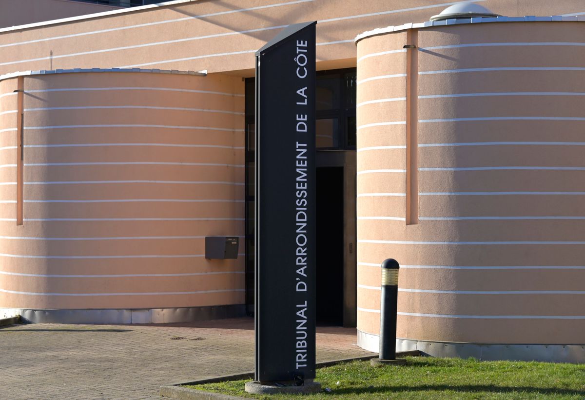 Bâtiments du tribunal d'arrondissement de la Côte à Nyon, avec une entrée circulaire et un panneau indiquant le nom du tribunal. Photographie prise le mercredi 13 février.