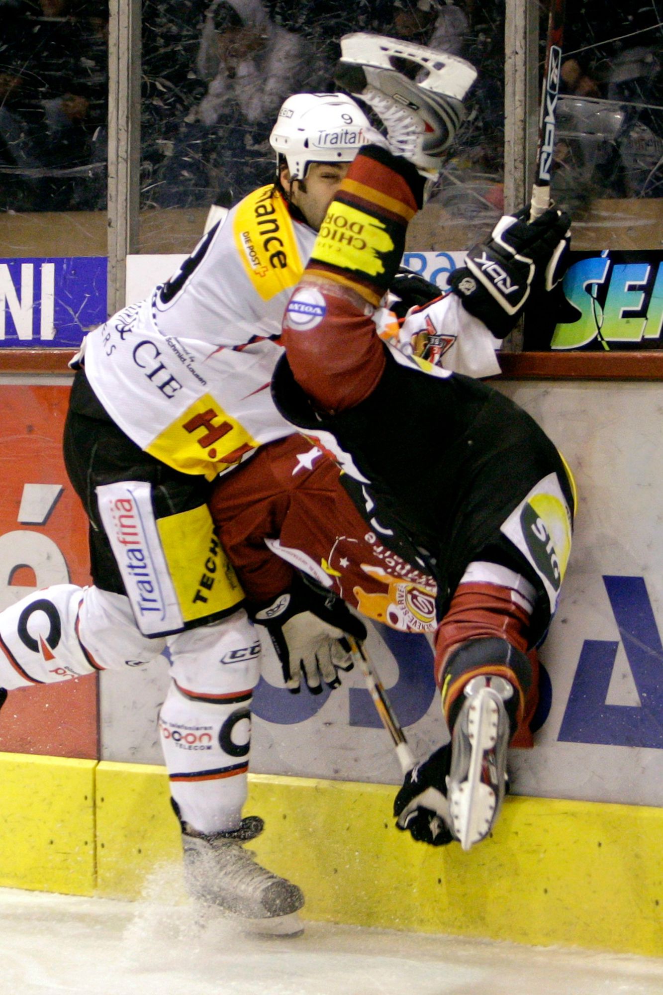 Rumpeln auch mit dem EHC Basel: Yves Sarault lässt den Genfer und heutigen Servette-Trainer Jan Cadieux per Bodycheck fliegen – aufgenommen in der Les-Vernets-Halle am 19. Oktober 2007.