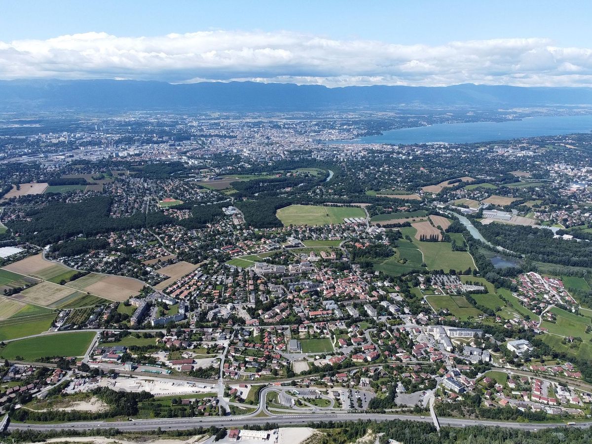 Salève, le 23/09/2021 - Vue aérienne de la commune de Veyrier avec Genève et le lac Léman en arrière plan.
