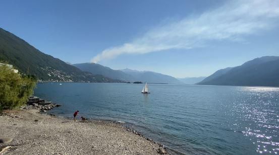 Image de l'incendie depuis le bord du lac