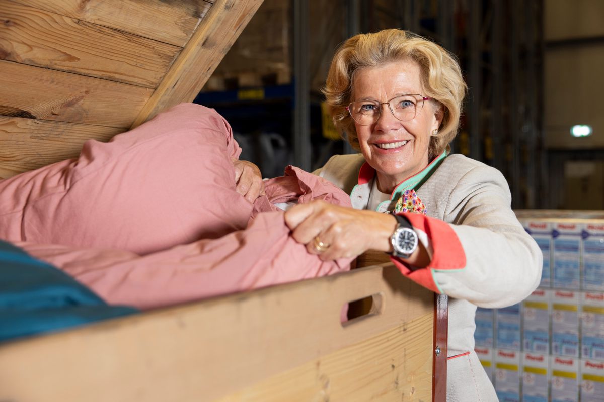 Beatriz Schreib, fondatrice de Materiabona, dans son entrepôt à Schwarzenbach, récupérant des articles textiles donnés par des entreprises pour aider les nécessiteux.
