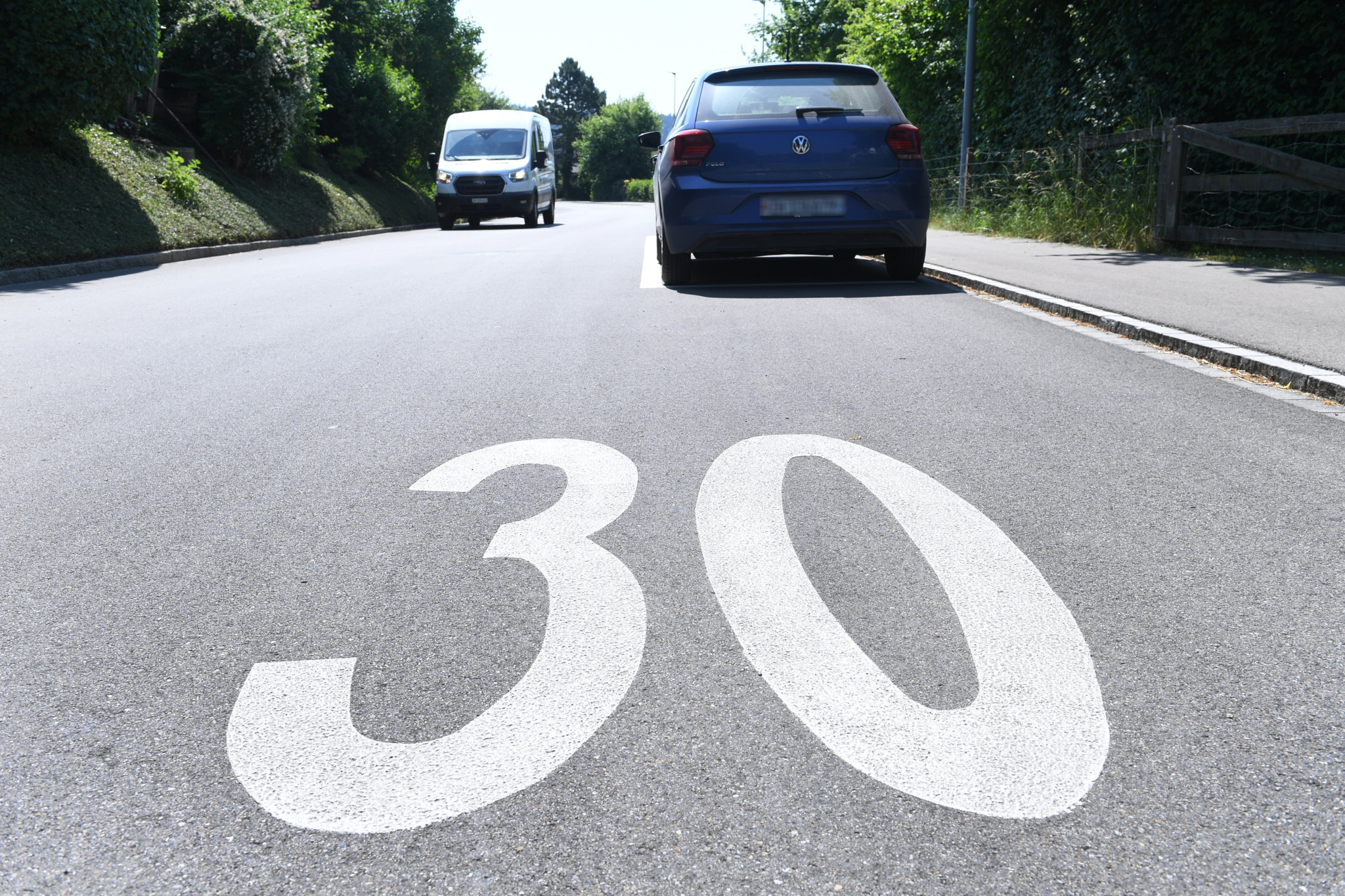 Die parkierten Autos in den Wiesendanger 30er-Zone fungieren jeweils als Hindernisse, wie hier an der Wybergstrasse.