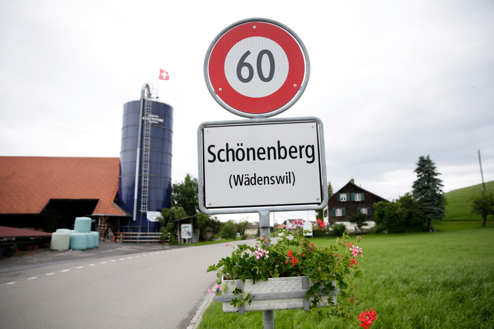 Wohnen im Alter in Schönenberg: Neben der katholischen Kirche könnten dereinst Senioren einziehen