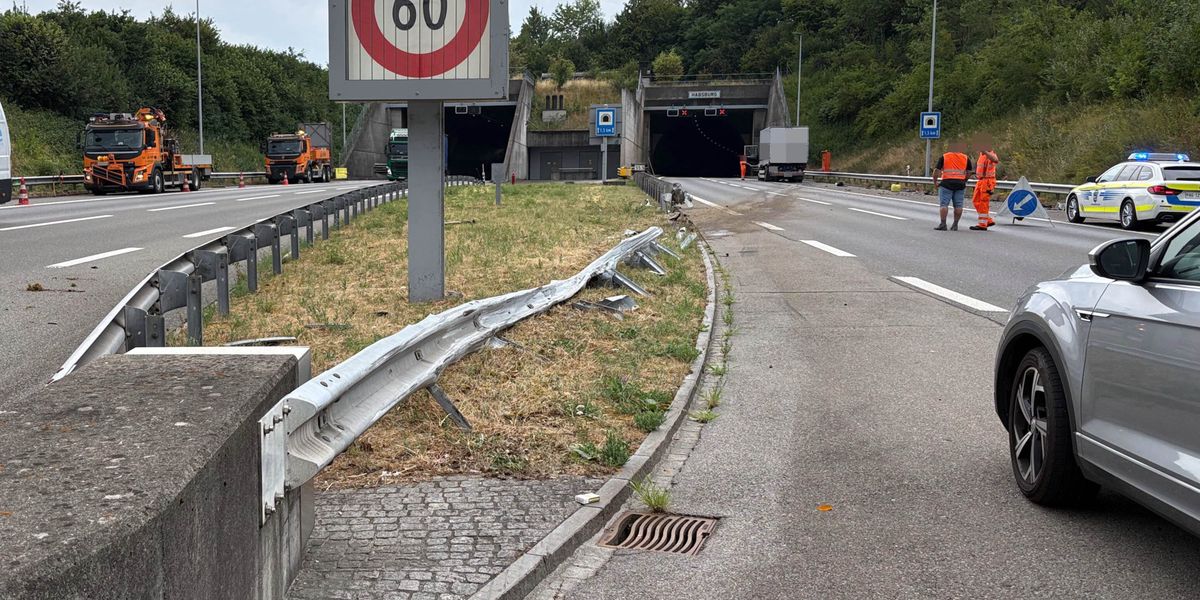 Selbstunfall-auf-A3-berm-deter-Chauffeur-prallt-gegen-Leitplanke-Autobahn-nach-Basel-gesperrt