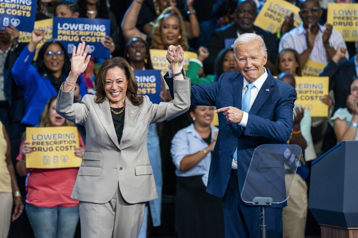 Le président américain Joe Biden et la vice-présidente Kamala Harris quittent la scène après un discours sur la réduction des coûts pour les citoyens américains lors d'un événement au Prince George's County Community College à Upper Marlboro, Maryland, USA, le 15 août 2024.