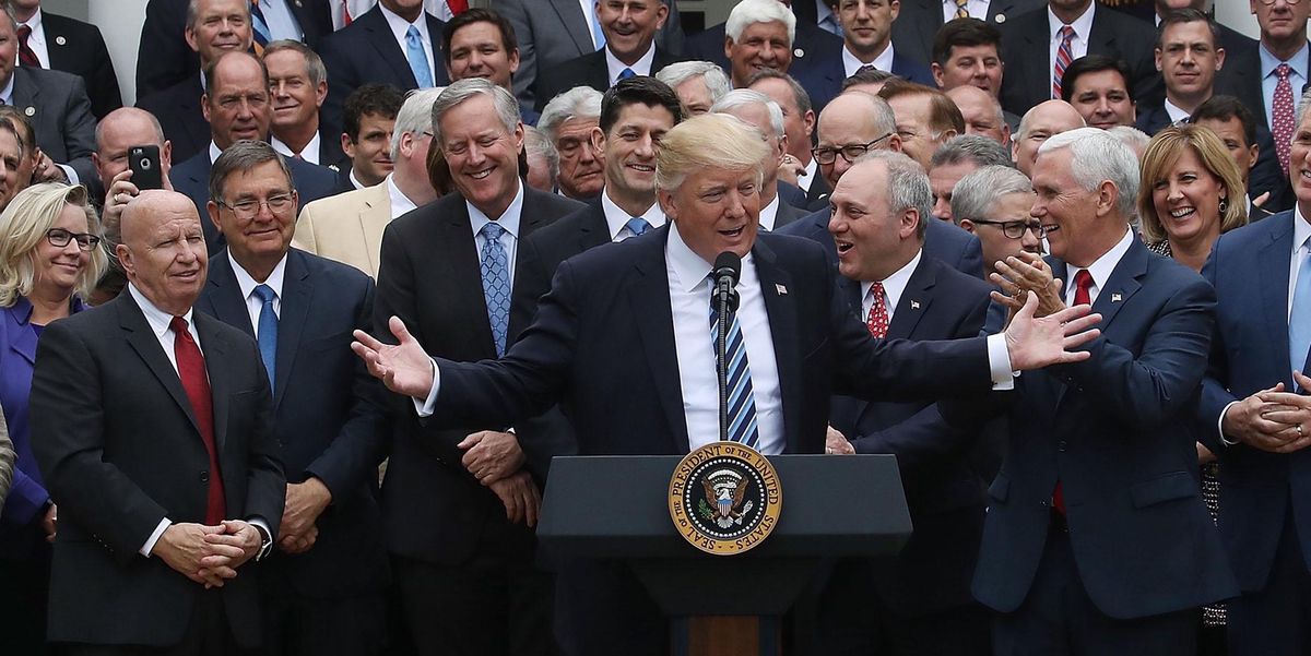 Trump mit den republikanischen Kongressabgeordneten 2017: Er hat als Präsident mit seinen eigenwilligen Entscheidungen viele Anhänger gewonnen. 