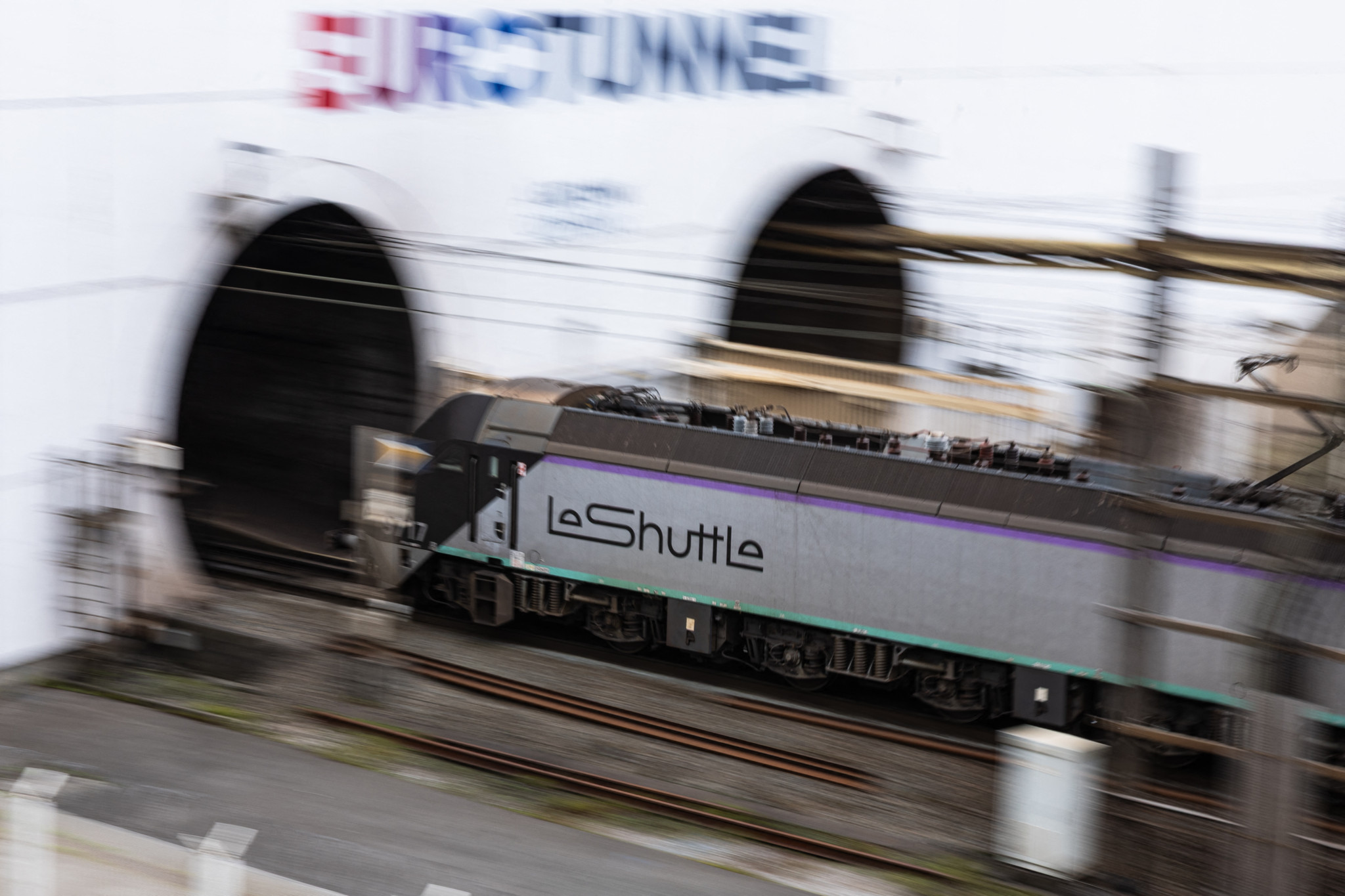 Tunnel sous la Manche: Un minibus percute un train à l'arrêt faisant 19 blessés