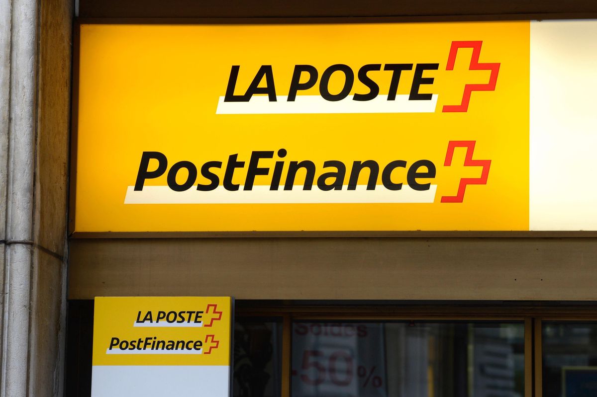 Enseigne et logo de La Poste et PostFinance à Lausanne, Place Saint-François, sur un bâtiment.