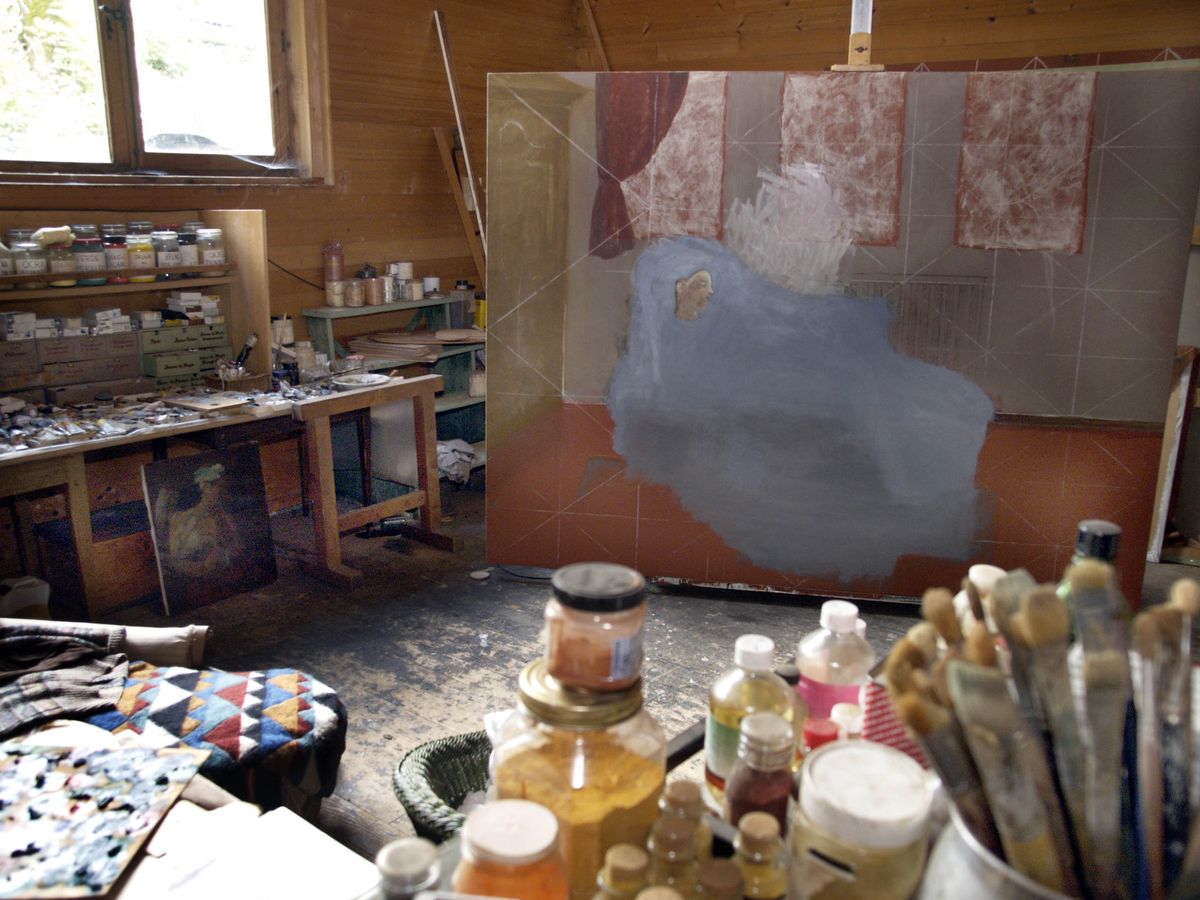 L'atelier de l'artiste Balthus à Rossinière avec pinceaux, pots de peinture, et sa toile inachevée.