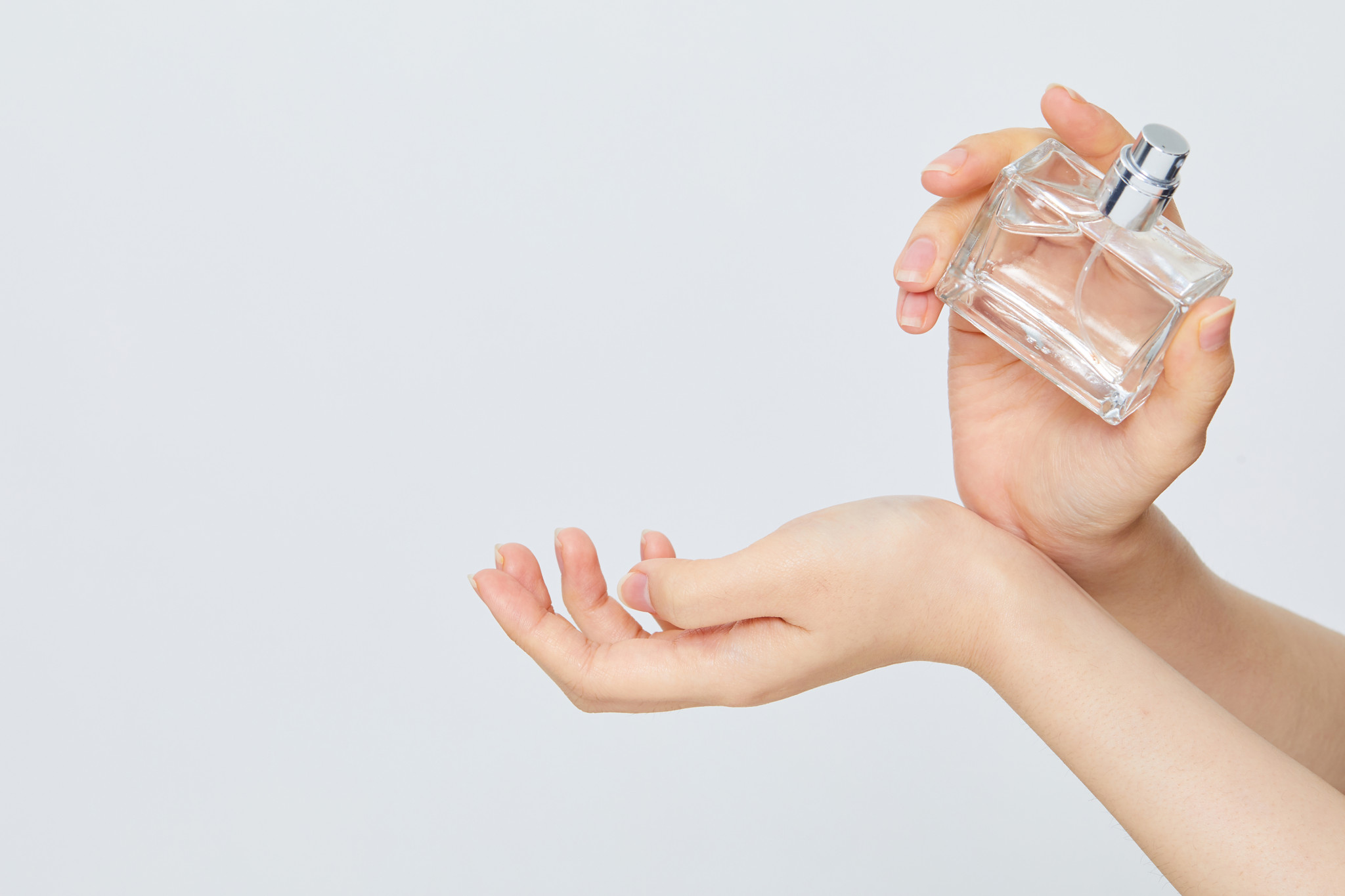 Mythe ou réalité?: «Frotter ses poignets fait mieux tenir le parfum»