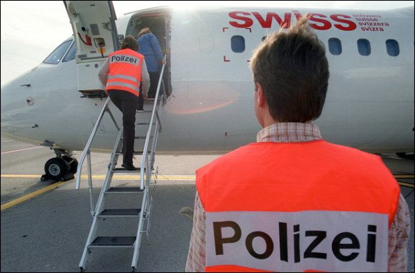 Gesundheit der Personen darf nicht mehr beeinträchtigt werden: Abgewiesene Asylsuchende wird auf dem Flughafen Zürich-Kloten von Polizisten bis ins Flugzeug begleitet. (Archiv)