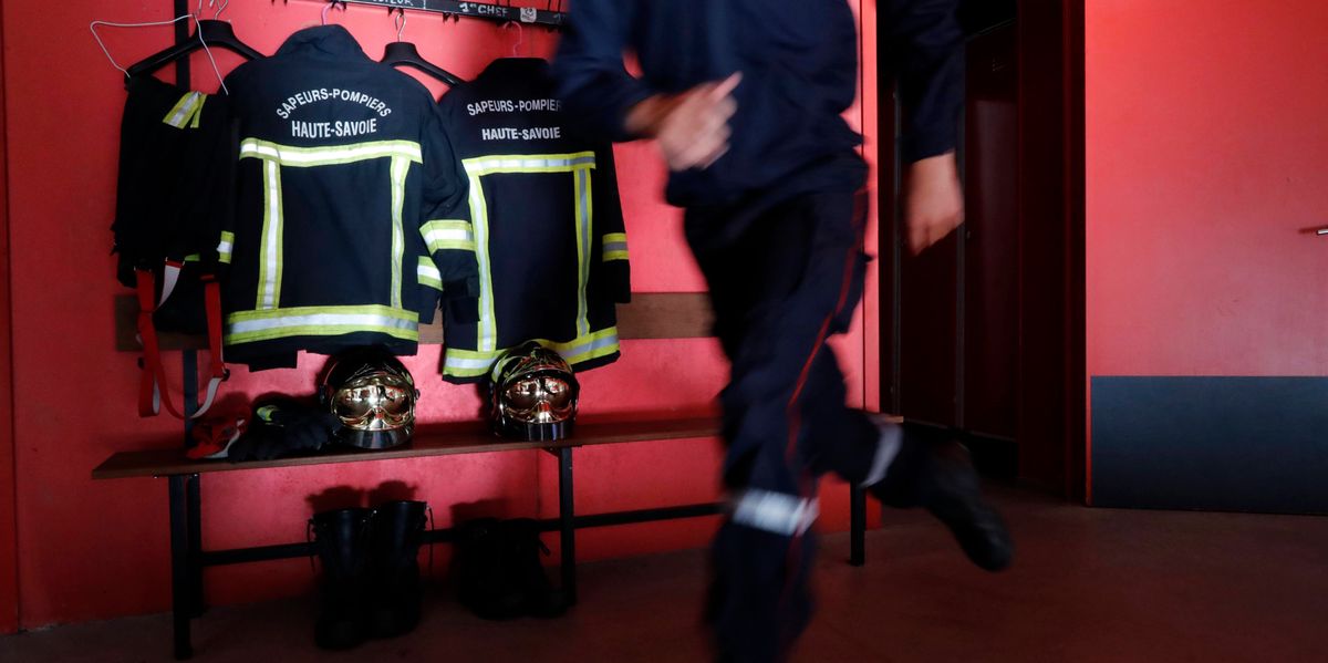 Haute-Savoie: un incendie détruit un abri et cinq voitures