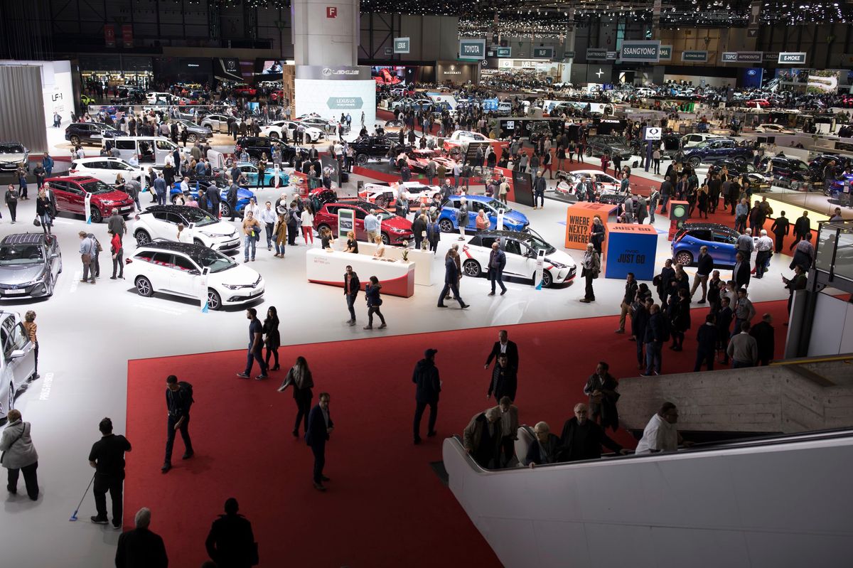 Vue générale du Salon international de l’automobile de Genève 2018 à Palexpo, avec des visiteurs parcourant les stands.