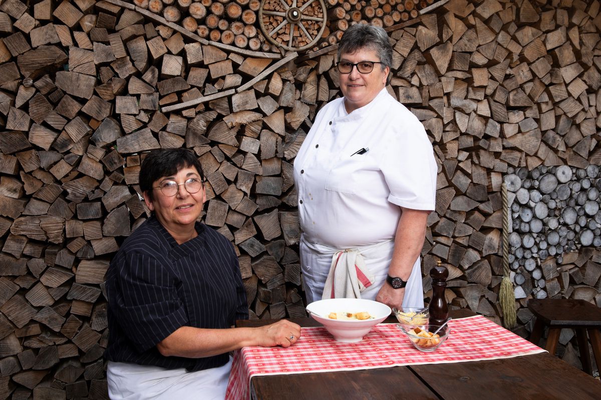 Patronne de la buvette des Invuettes, Anne Biland (à dr.) tient la recette de la soupe de chalet de son père. Elle la mitonne avec l’aide de Corinne Nucci (à g.) et avec le Gruyère fabriqué sur place par son mari Gérard.