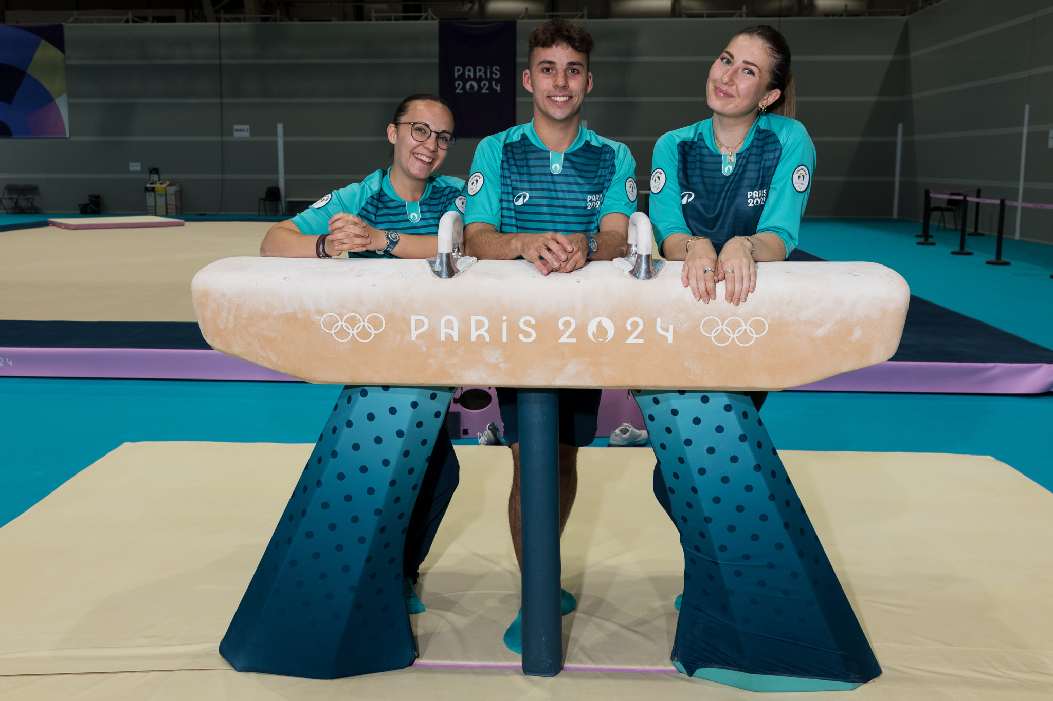 Portrait des benevoles vaudois Lea Segessenmann, Thomas Duruz et Ella Hirsbrunner, lors des JO de Paris 2024, le mercredi 24 juillet 2024 au Parc des Expositions Paris le Bourget au Bourget en France (Bastien Gallay / GallayPhoto)