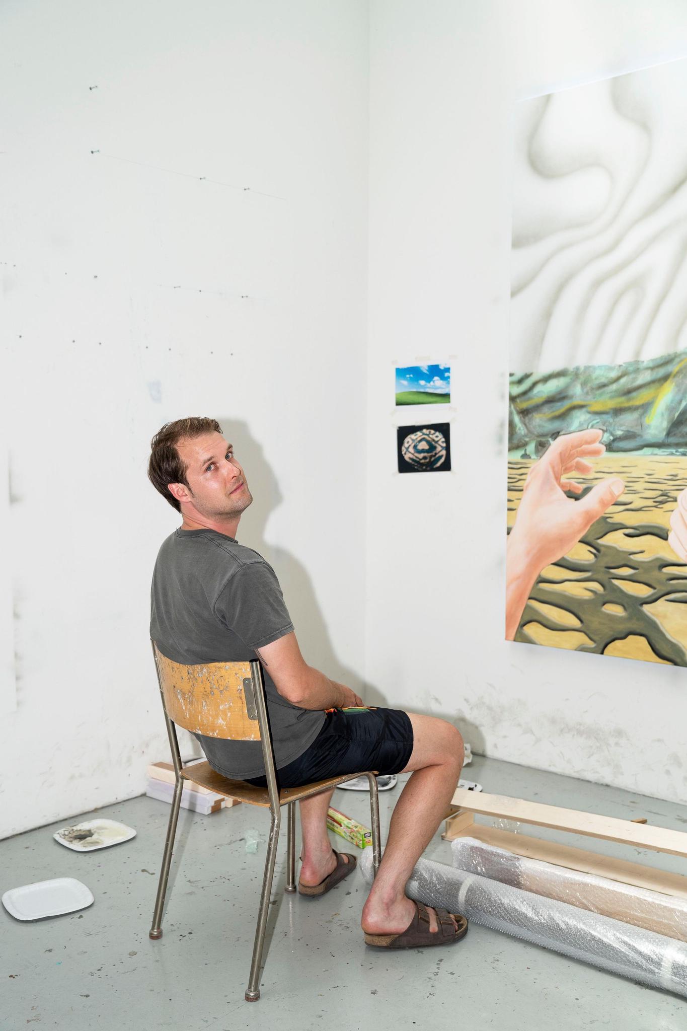 Am Computer entworfen und dann auf Leinwand gemalt: Die Pandemie hat seine Arbeit nicht direkt beeinflusst:  Kevin Aeschbacher in seinem Atelier vor einer seiner Arbeiten.