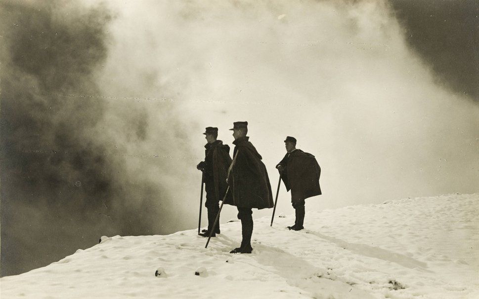 La Fondation Suisse pour la Photographie revient avec son exposition sur un style bien particulier du début du XXe siècle: les cartes postales photographiques. Comme celle de ces garde-frontières.Carte postale photographique de 1914.