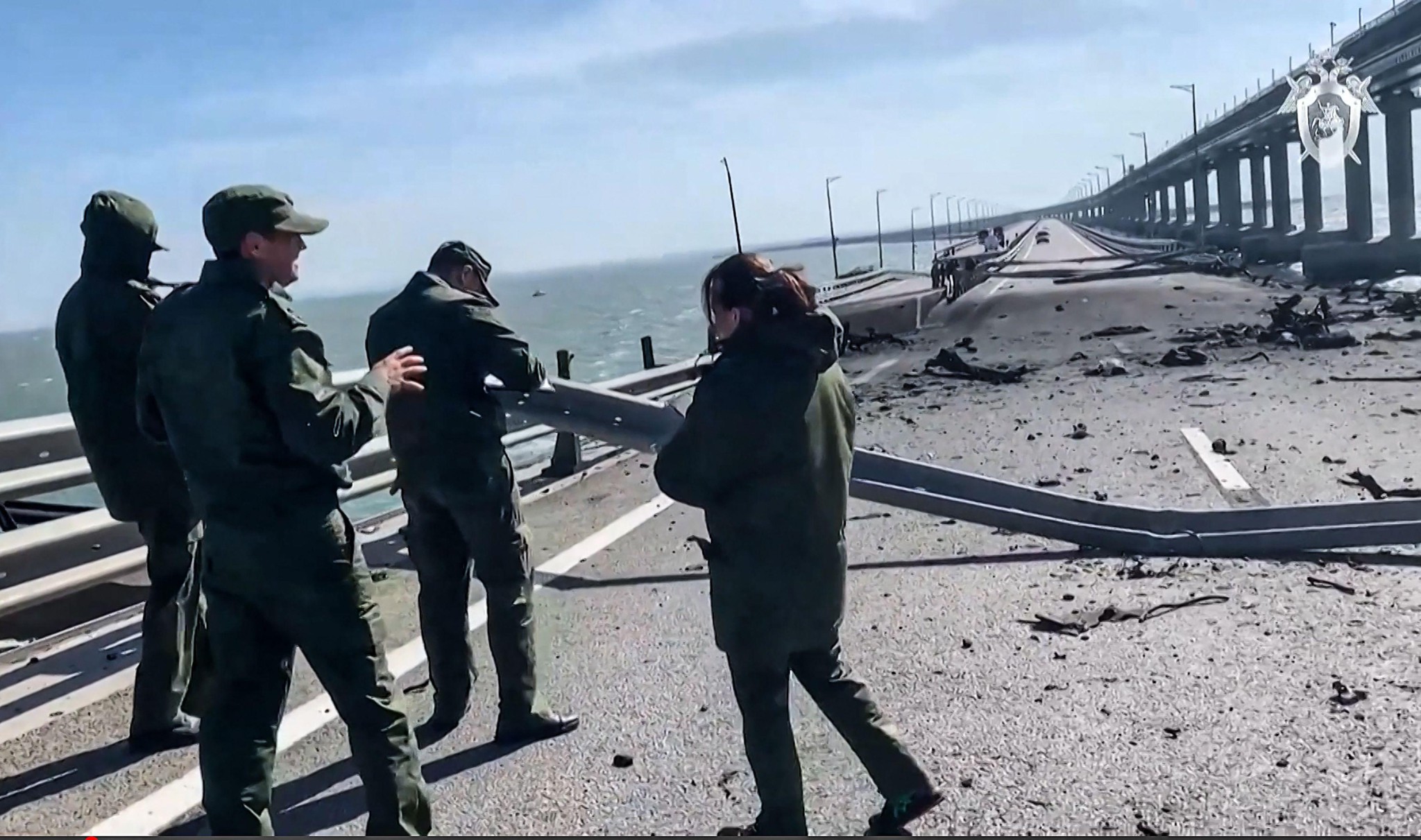 ukraine russie  mystere entoure lexplosion du pont de crimee