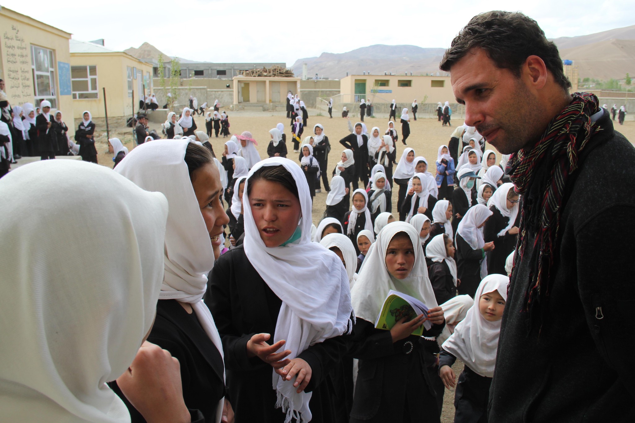 Michael Kunz (r.) ist Präsident der Afghanistanhilfe, die seit über 30 Jahren Kliniken, Schul-, Waisen- und Frauenhäuser baut und betreibt. «Ein Teil unseres Fortschritts, besonders der Zugang zu Bildung für Mädchen, wurde durch die Taliban rückgängig gemacht.»