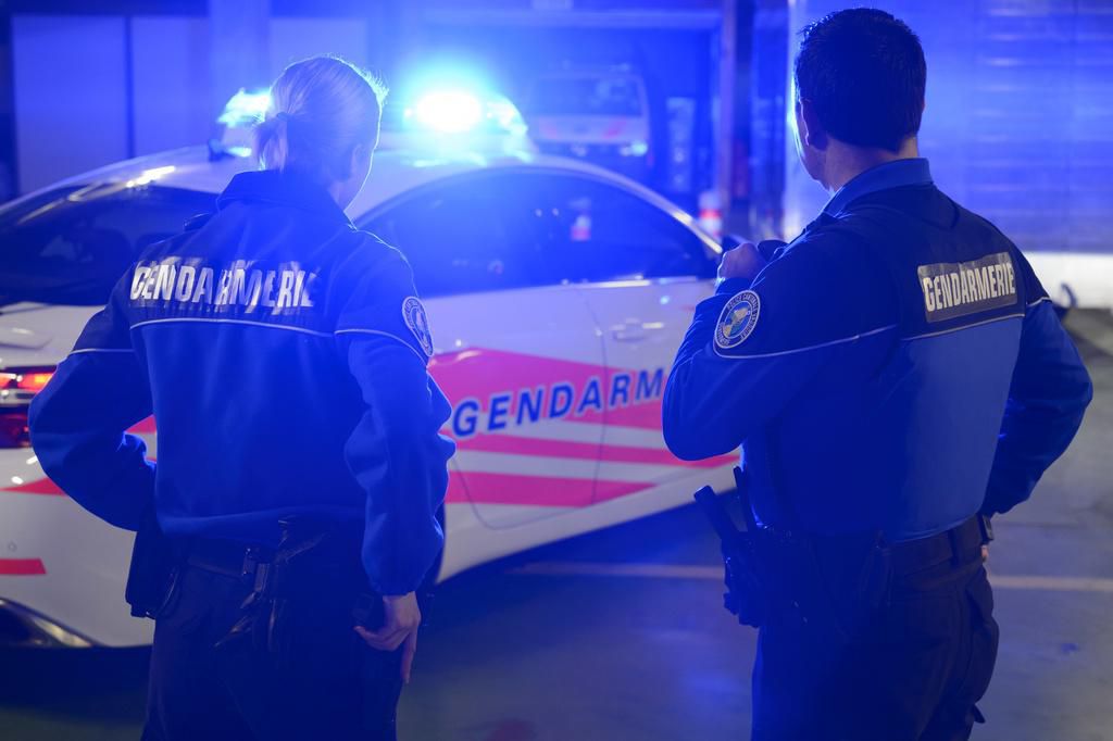 La course-poursuite s’est brutalement arrêtée contre une glissière de sécurité pour le conducteur adolescent et son passager. (illustration)