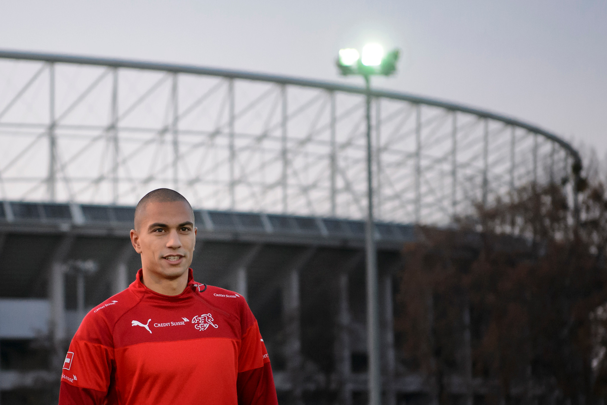 Gökhan Inler vor dem Stadion.