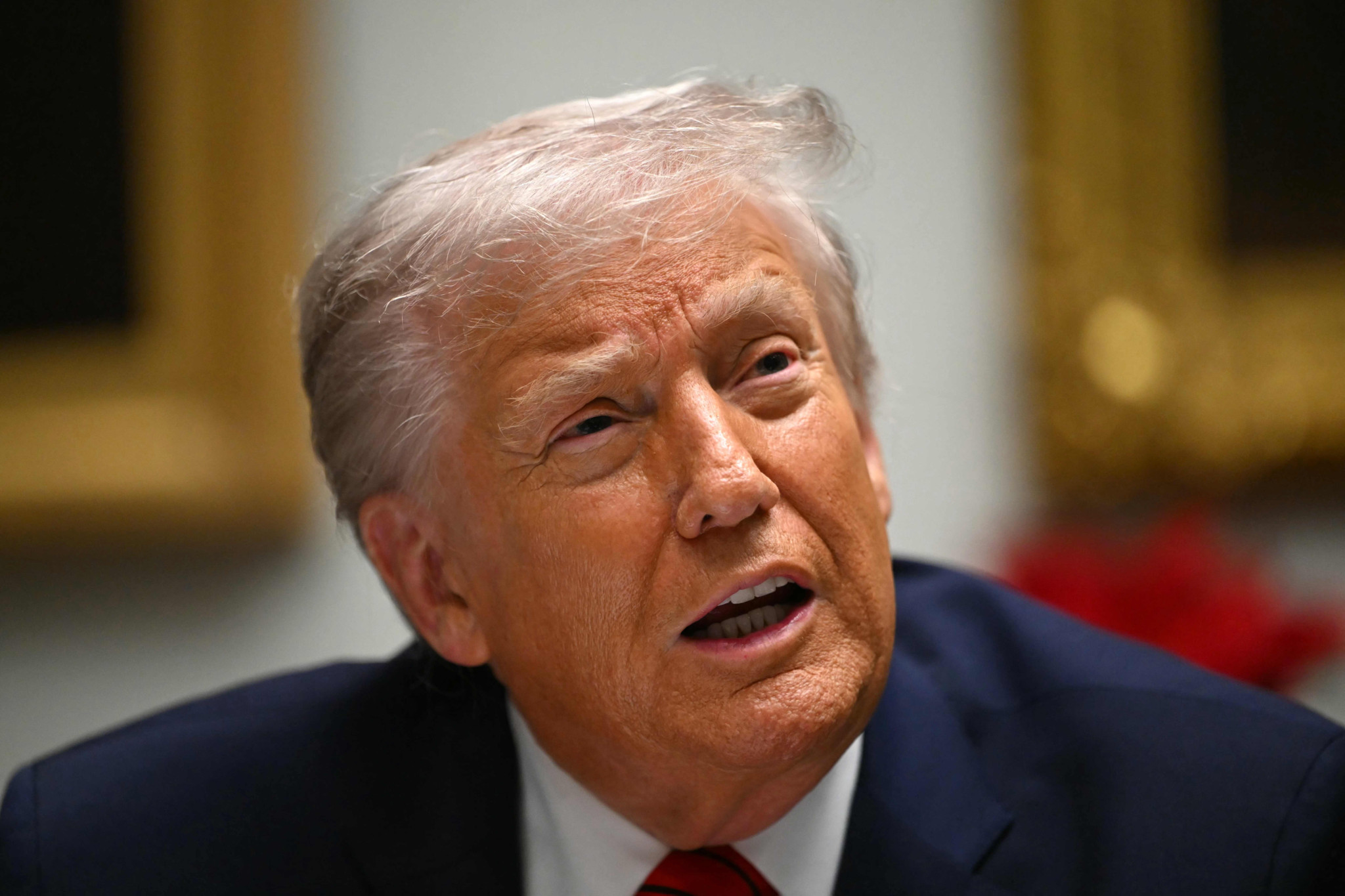 US-Präsident Donald Trump spricht während einer Diskussionsrunde im Roosevelt Room des Weissen Hauses, Washington, DC, am 10. Dezember 2025.