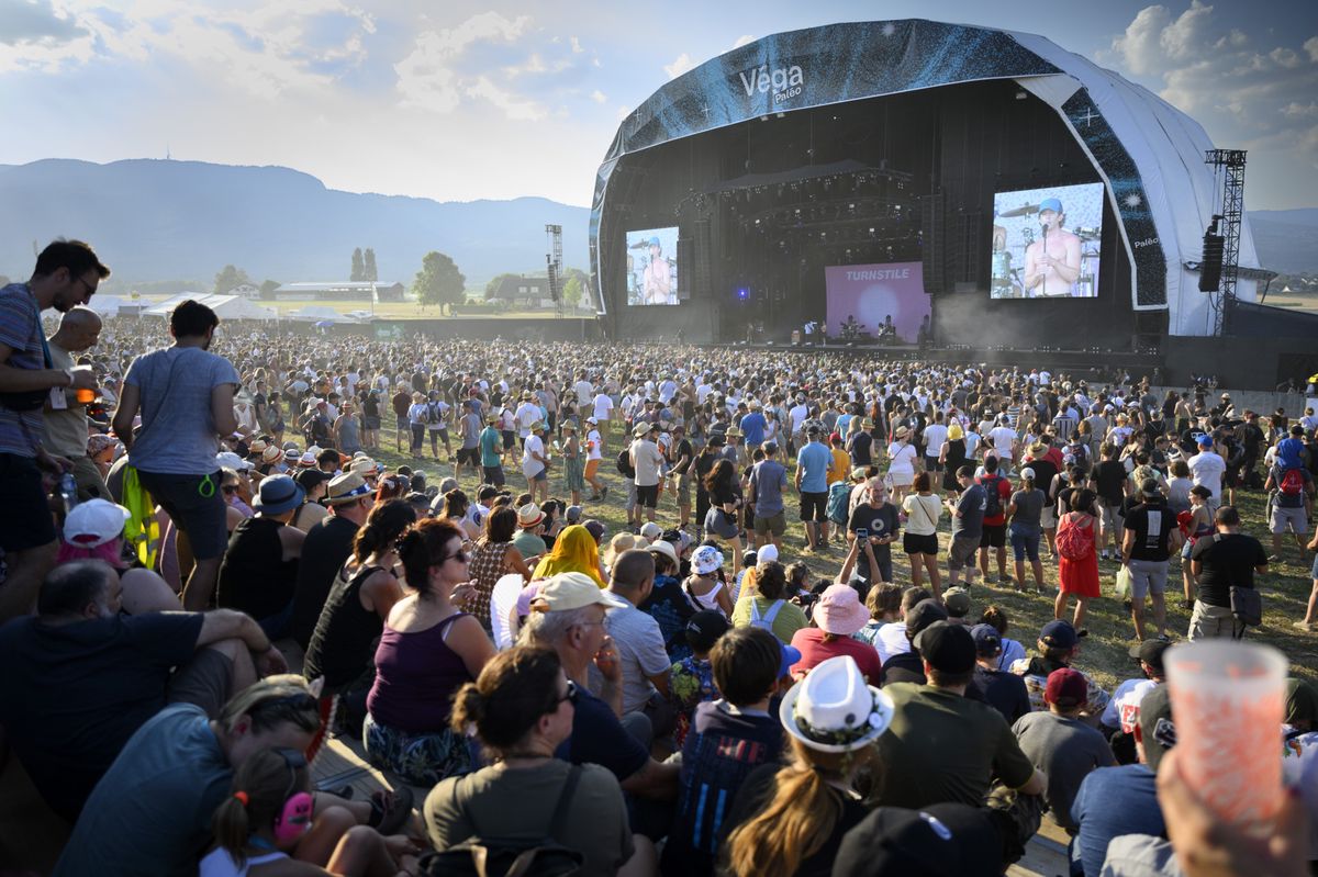 Festivalgoers listen the music of the American hardcore punk band Turnstile performing on the Vega stage the first day of the 45th edition of the Paleo Festival, in Nyon, Switzerland, Tuesday, July 19, 2022. The Paleo is the largest open-air music festival in the western part of Switzerland with 230'000 spectators in six days and will take place from the 19th to 24th of July. (KEYSTONE/Laurent Gillieron)