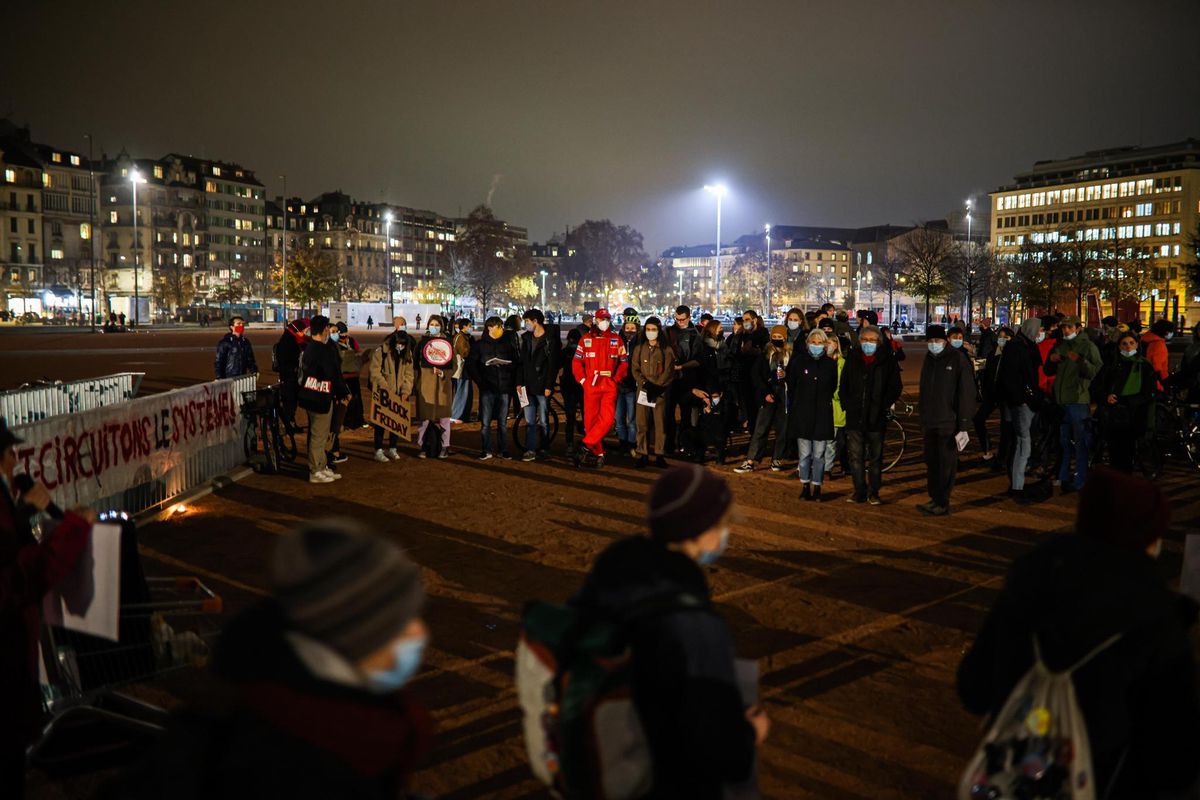Le rassemblement a été organisé par la Convergence des luttes, qui inclut différents collectifs militants, dont celui de la Grève pour le climat et des associations féministes.