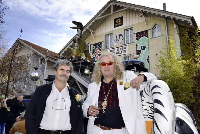 Der Filmemacher und sein Protagonist vor dem «Mokka»: Markus Baumann (links) und Pädu Anliker waren nach der Filmpremiere vom Sonntag erleichtert, denn der Film «Planet Mokka» hat beim Publikum durchwegs positive Reaktionen ausgelöst.