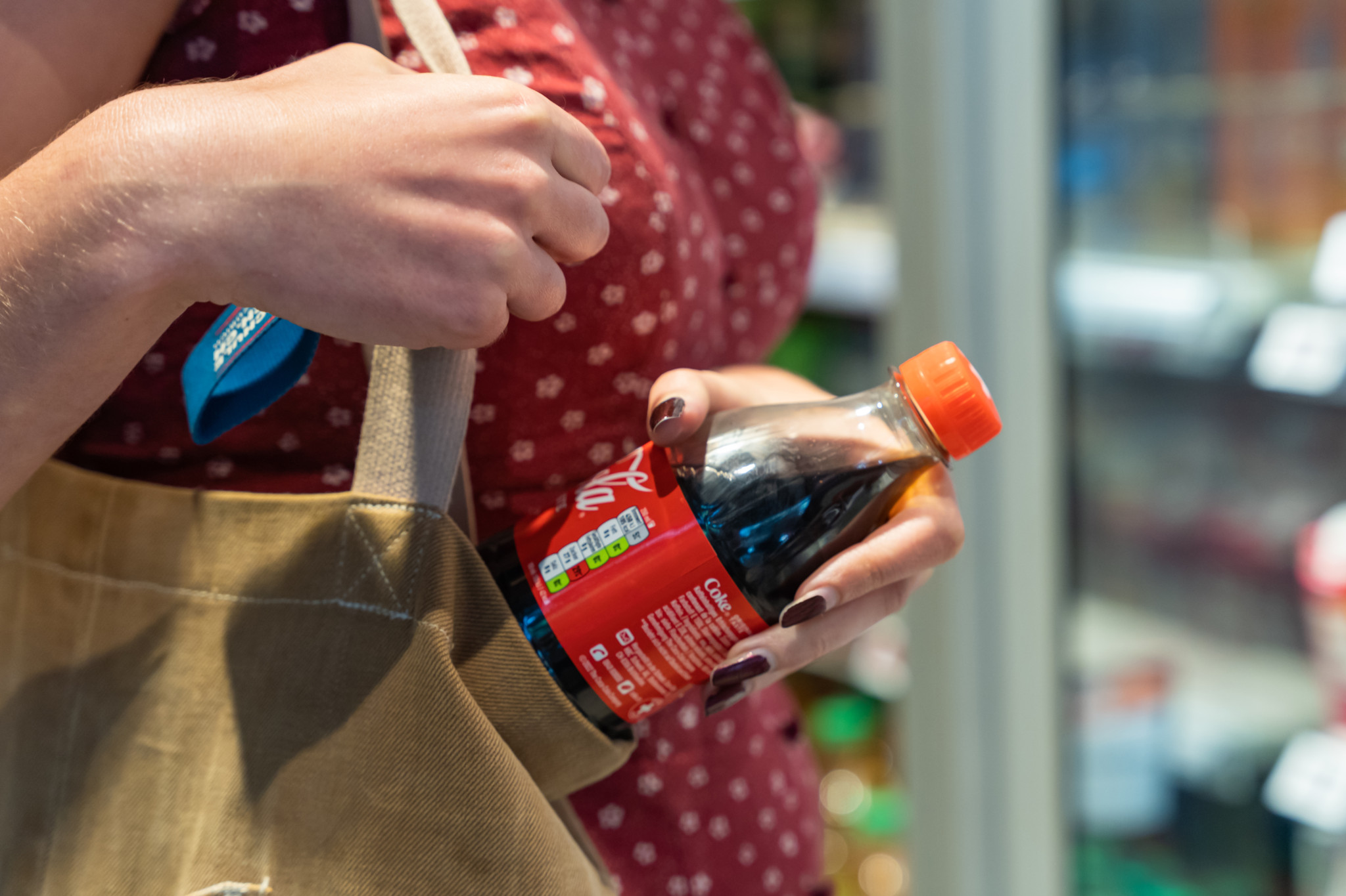 Zu Geldstrafe verurteilt: Sie klaute Getränke, prellte Restaurants und warf Möbel aus dem Fenster