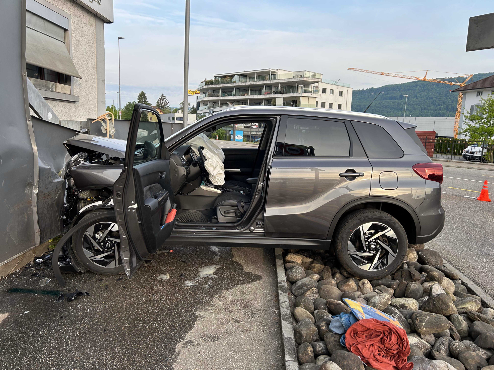 Unfall in Rothrist: Auto prallt in Sichtschutzzaun von Restaurant