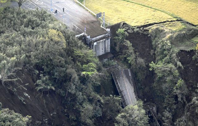 Le sud du Japon avait déjà été touché par un séisme en avril dernier. Ici, ce pont s'était écroulé à Minamiaso, le 16 avril 2016.