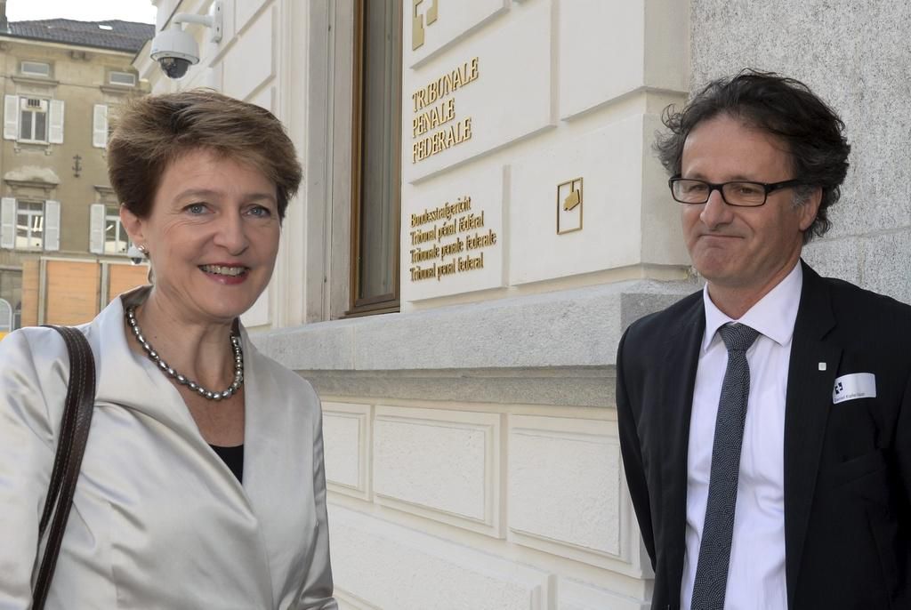 La ministre de la Justice de l’époque, Simonetta Sommaruga, a reçu des informations trompeuses. Ici, on la voit avec Daniel Kipfer, futur président du Tribunal pénal fédéral, lors de l’inauguration du tribunal en octobre 2013.
