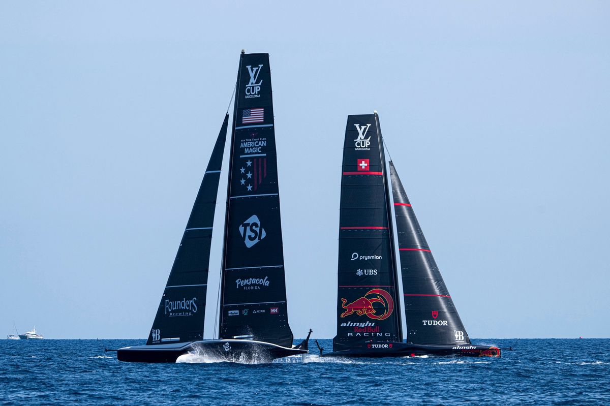 Deux voiliers en compétition lors de la deuxième journée de la Louis Vuitton Cup 2024, avec un ciel clair et une mer calme.