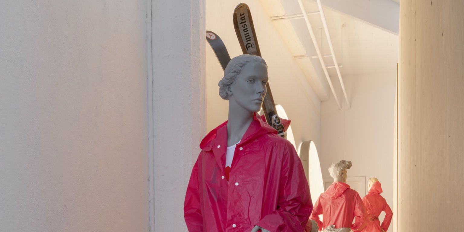 Dans l’exposition d’Alfredo Aceto, en passant une tête dans «Coulisses» , on voit se déployer le système de l’art contemporain. 