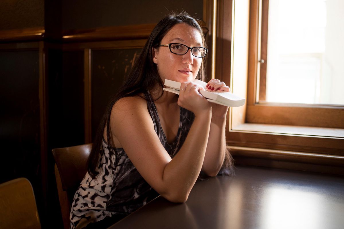 La Valaisanne Céline Zufferey, 32 ans, publie «Nitrate» après «Sauver les Meubles». ©Florian Cella/24 heures